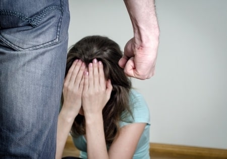 עונש מאסר בגין אלימות חמורה של אב שהיכה את בנותיו באכזריות במשך שנים